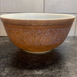 Pyrex #403. 2 1/2 qt Vintage Woodland Floral Brown Mixing Bowl.
